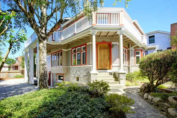 House with wrap-around walkout deck. — Stock Photo, Image