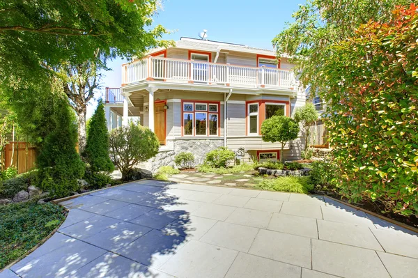 Casa con cubierta de salida envolvente. Vista al patio trasero — Foto de Stock