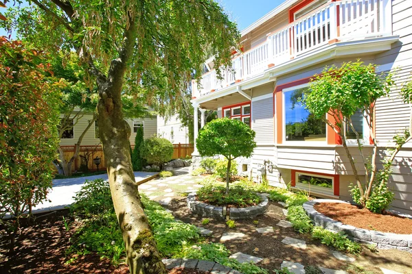 Huis met oranje trim en beteugelen beroep — Stockfoto