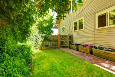 Kiremit Tuğla geçit ve ahşap kapı arka bahçe