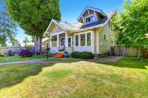 Classic american house exterior. Front yard — Stock Photo, Image