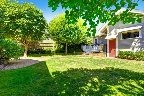 Backyard garden with brick tile walkway — Stock Photo, Image