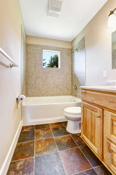 Banheiro vazio com guarnição da parede da telha e janela — Fotografia de Stock