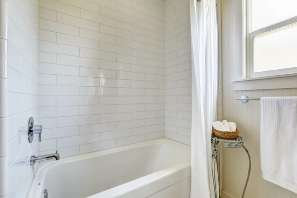 Eenvoudige badkamer met tegel wand trim en bad — Stockfoto