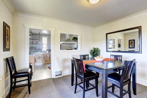 Comedor con muebles negros — Foto de Stock