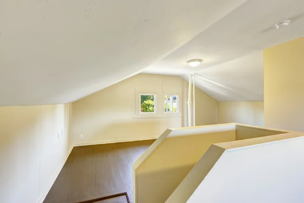 Lege kamer met gewelfde plafond. — Stockfoto