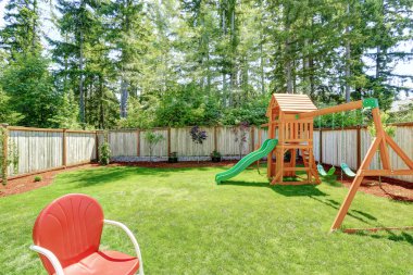 çocuklar için oyun alanı ile backyad. 