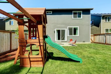 çocuklar için oyun alanı ile backyad. 