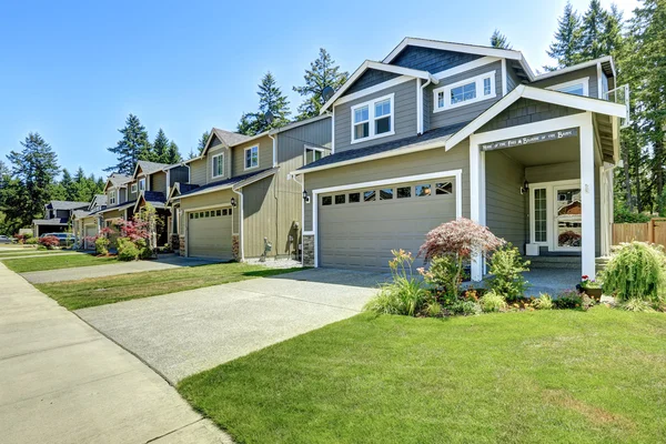 Klassisch amerikanisches Haus außen mit Garage und Einfahrt — Stockfoto