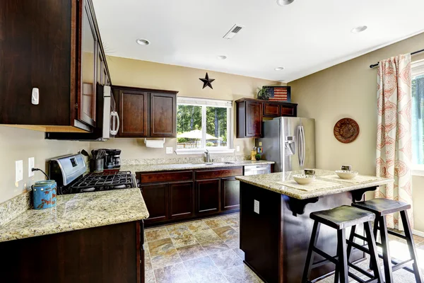 Armarios de color marrón oscuro con encimeras de granito. Cocina habitación interior — Foto de Stock