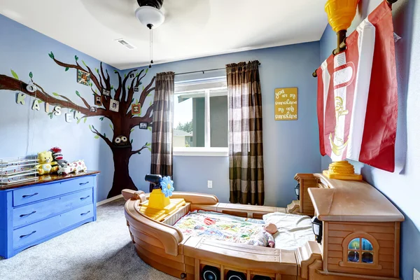 Χαρούμενο παιδικό δωμάτιο με κρεβάτι βάρκα — Φωτογραφία Αρχείου