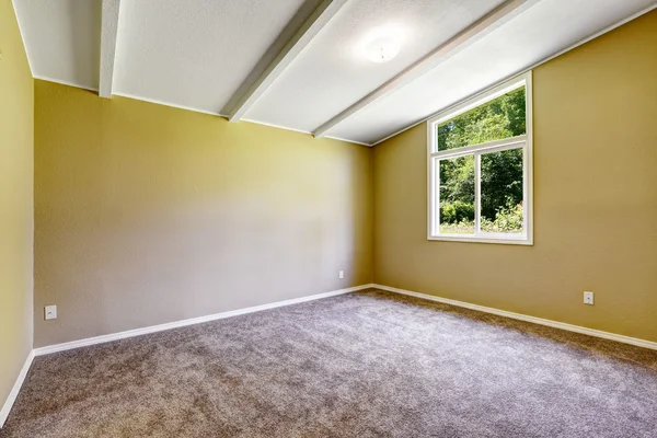 Lege oude huis interieur. helder gele kamer met raam — Stockfoto