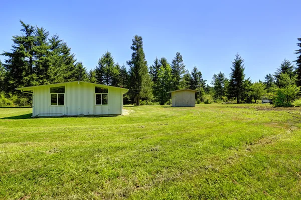 Landsbygden gamla hus med skjul — Stockfoto