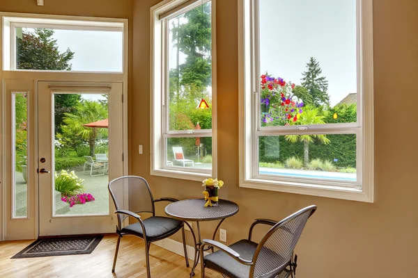 Einfacher Tisch im Wohnzimmer — Stockfoto