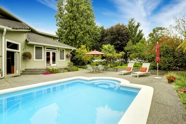 House with swimming pool. Real estate in Federal Way, WA — Stock Photo, Image