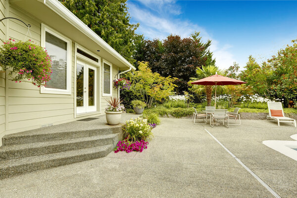 Задний двор дома с патио столом. Недвижимость в Federal Way
, 