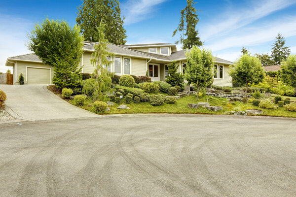 House with beautiful front yard landscape design