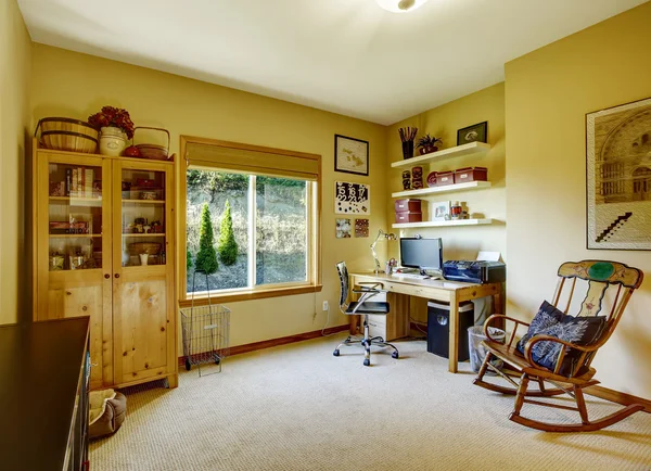 Salle de bureau confortable avec fauteuil à bascule — Photo