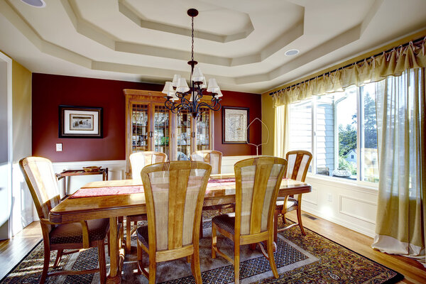 Dining room with contrast color walls