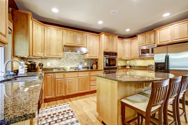 Sala de cozinha moderna com ilha e tampos de granito — Fotografia de Stock