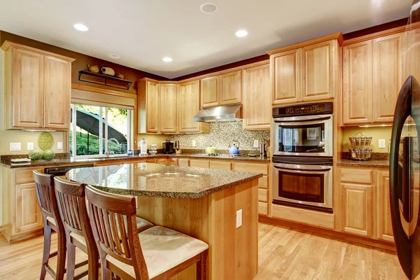 Sala de cozinha moderna com ilha e tampos de granito — Fotografia de Stock