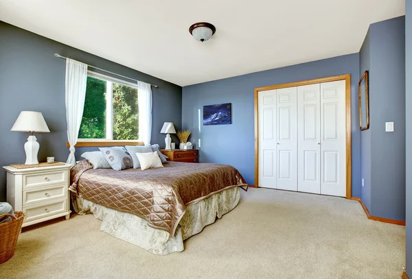 Intérieur de la chambre avec murs et placard navy — Photo