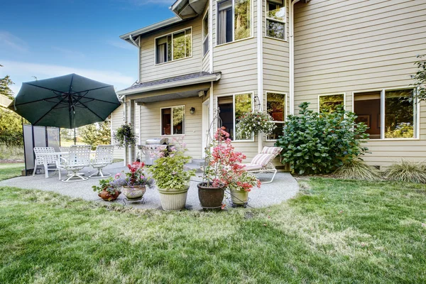 Patio ruimte op achtertuin met bloempotten — Stockfoto
