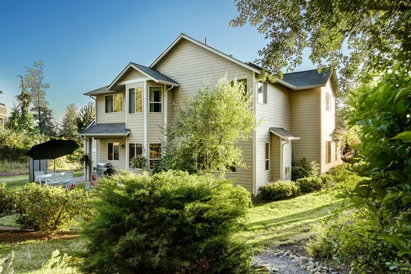 Casa con jardín trasero . —  Fotos de Stock