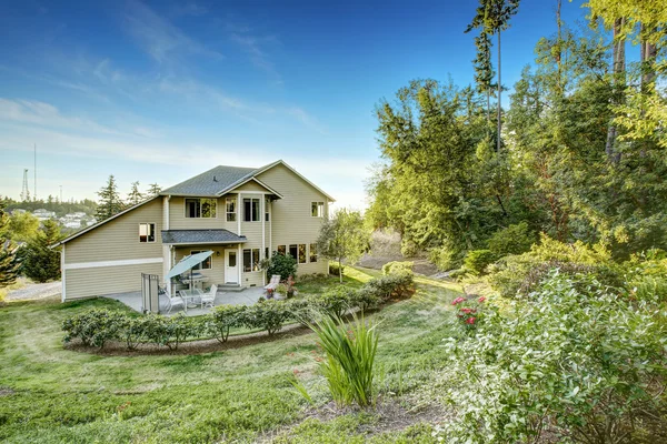 Belle maison avec jardin arrière-cour . — Photo