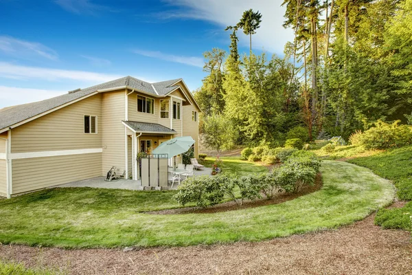 Beautiful house with backyard garden. — Stock Photo, Image