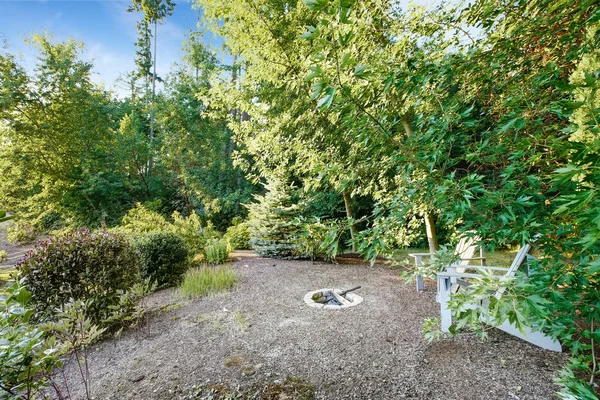 Romantic outdoor rest area with fire pit — Stock Photo, Image