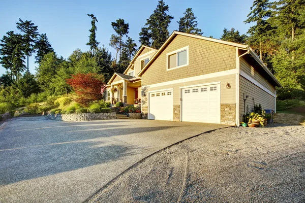 Amerikansk arkitektur. hus med FJÄLLPANEL rangerbangård och sten tri — Stockfoto