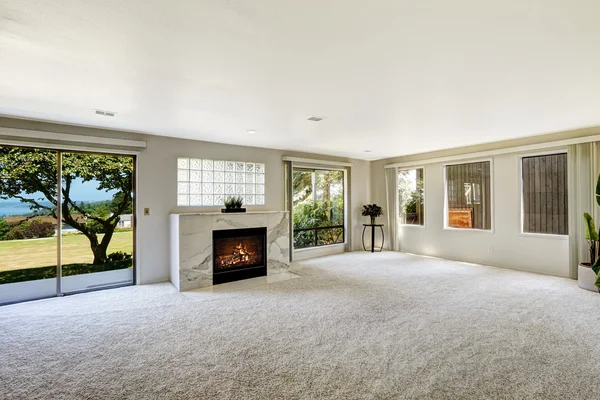 Beautitful living room with fireplace and walkout deck — Stock Photo, Image