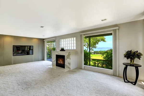 Schönes Wohnzimmer mit Kamin und Walkout-Deck — Stockfoto