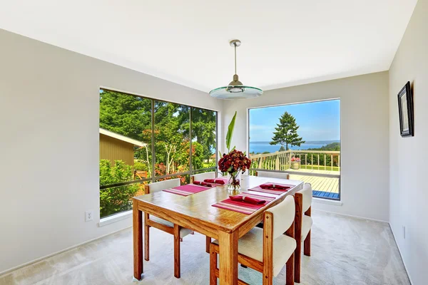 Quarto luminoso com conjunto de mesa de jantar e bela vista da janela — Fotografia de Stock