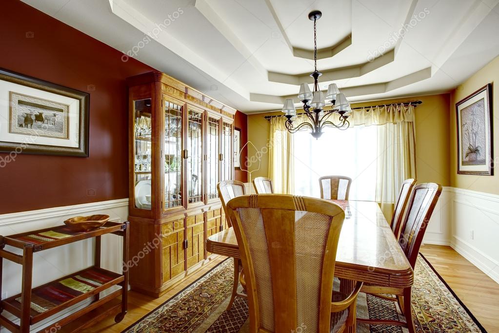 Sala da pranzo con pareti di colore di contrasto — foto stock ... Pareti sala da pranzo