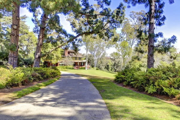 Walkway to Marston House Museum & Gardens. San Diego, CA — Stock Photo, Image