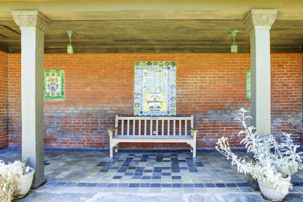 Rest area with bench in Marston House Museum & Gardens. San Dieg — Stock Photo, Image