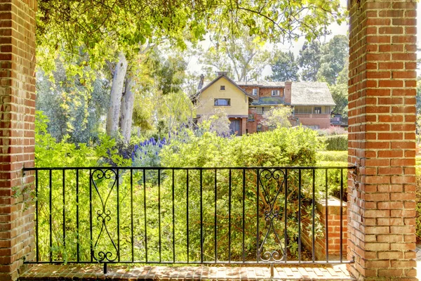 Portico con ringhiere a Marston House Museum & Gardens. San Diego — Foto Stock