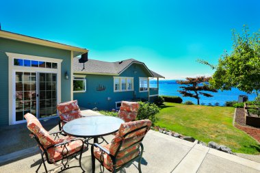 Evde su ön görünüm. veranda alan. Port orchard kent, wa