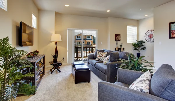 Bright bela sala de estar com deck walkout . — Fotografia de Stock