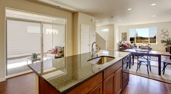Hausinnenraum mit offenem Grundriss. Kücheninsel mit Granit — Stockfoto
