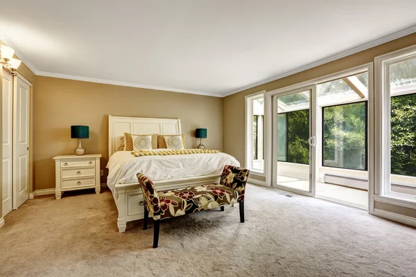 Beautiful bedroom with walkout sun room — Stock Photo, Image