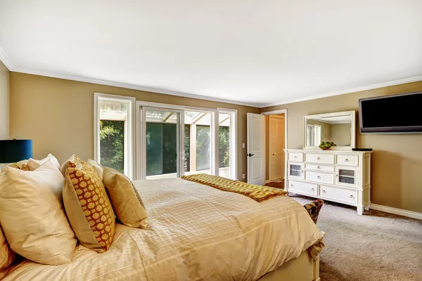 Schönes Schlafzimmer mit Schrank und Fernseher — Stockfoto