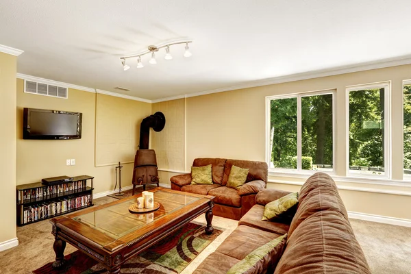 Living room with antique stove and brown sofas — Stock Photo, Image