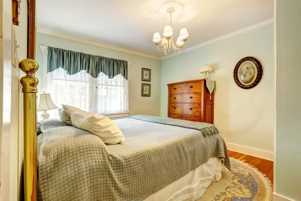 Intérieur de la chambre dans des couleurs menthe claires — Photo