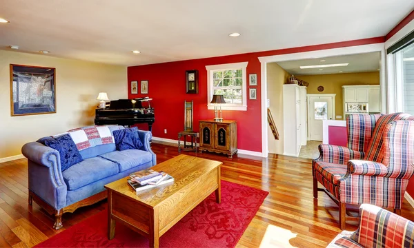 Chambre rouge vif avec meubles anciens — Photo