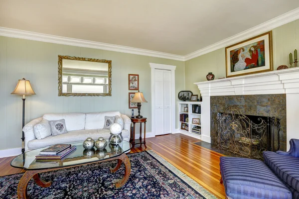 Elegante sala de estar com lareira e sofá antigo. Imóveis — Fotografia de Stock