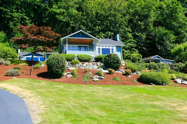 House with beautiful curb appeal. Port Orchard town, WA. — Stock Photo, Image