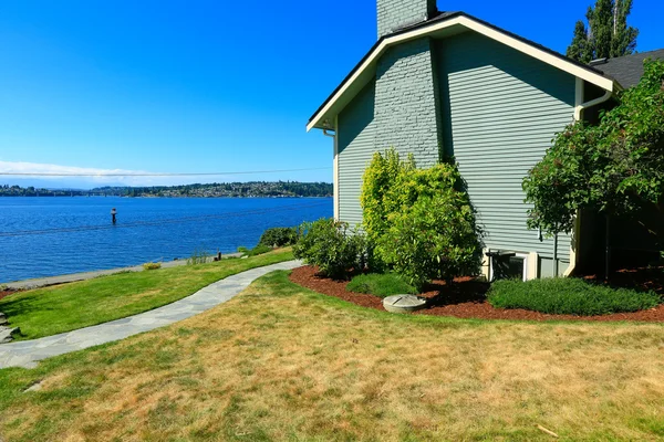 Casa con vista frontal al agua. Port Orchard town, WA — Foto de Stock